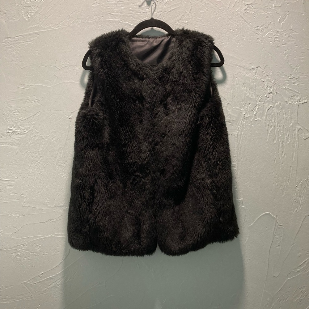 Aldo
Black fury vest
Large - Picture 2 of 5